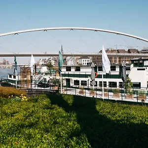 Botel Maastricht Хостел